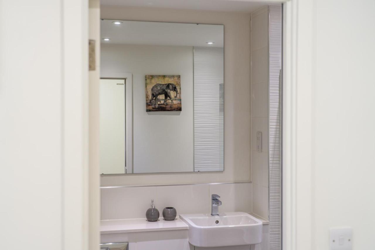 Luxury One Bedroom Serviced Apartment In The Heart Of Bedford Dış mekan fotoğraf